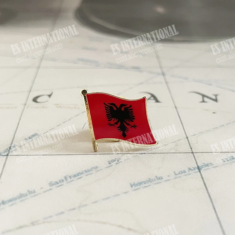 Flaga narodowa Albanii Kryształowa epoksydowa metalowa emaliowana odznaka Broszka Kolekcja Pamiątki Prezenty Szpilki do klapy Akcesoria Rozmiar 1,6 * 1,9 cm