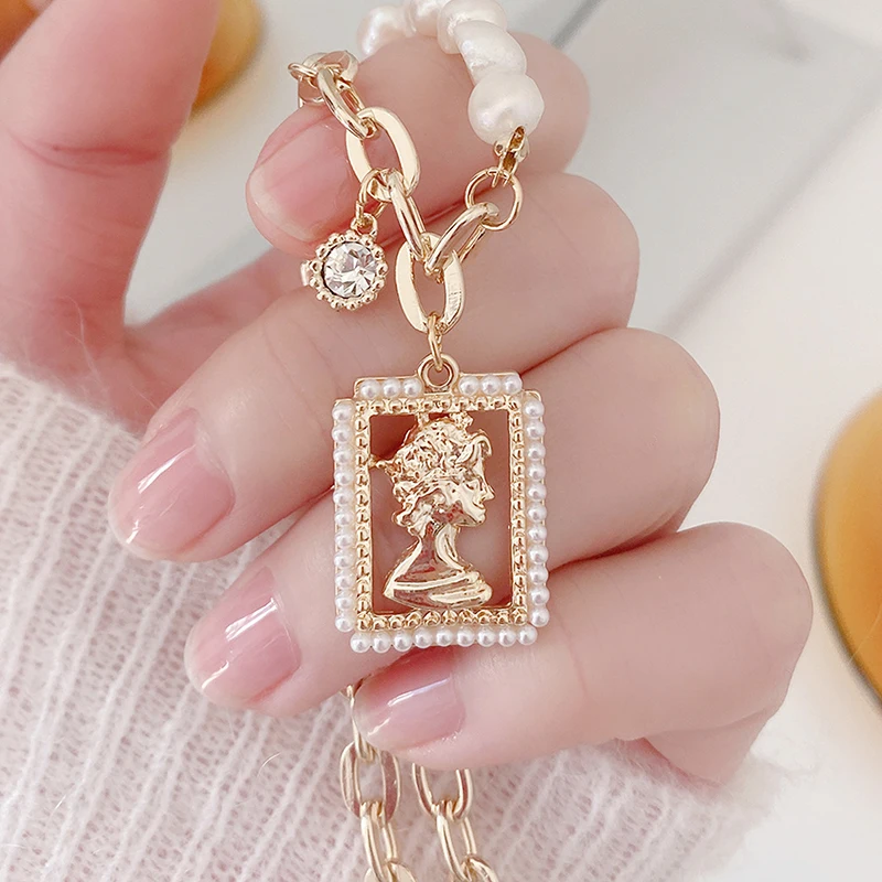 Hot Design Retro Portrait Imitation Pearls Necklace for Women Charm Plated 3 layers 14k Plated Gold Jewelry Accessories Pendant