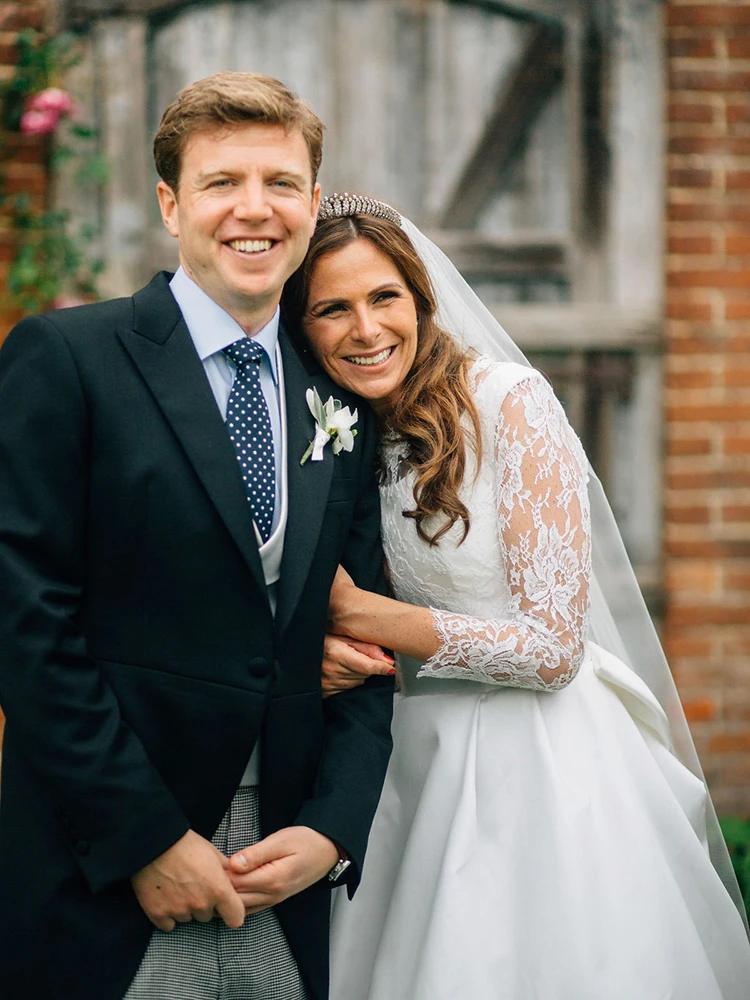 Grandi abiti da sposa con scollo tondo in raso Bowknot su misura Plus Size rustico elegante maniche lunghe in pizzo bottoni abito da festa di nozze