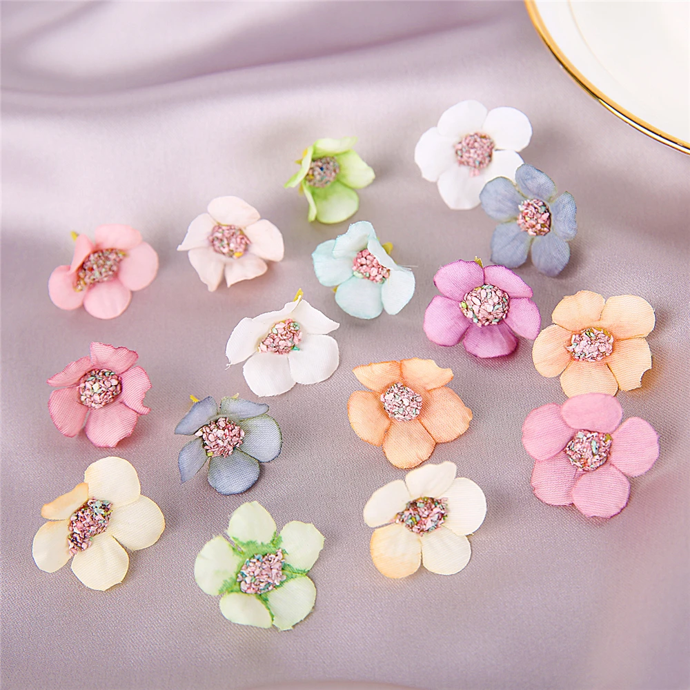 100Pcs 2cm Gefälschte Daisy Blume Köpfe Mini Silk Künstliche Blumen Für Kranz Scrapbooking Home Hochzeit Valentines Tag Dekorationen