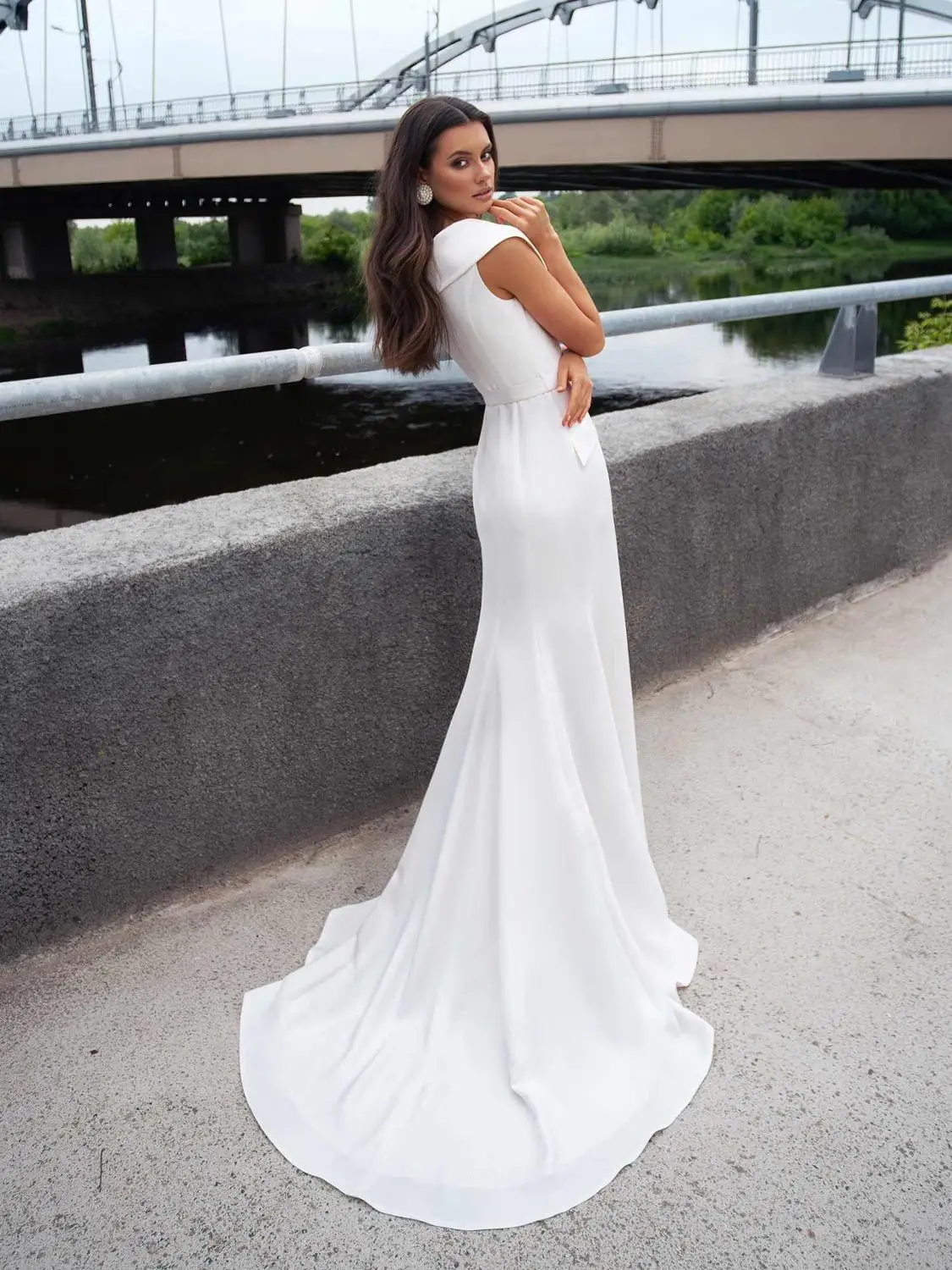 2020 uma linha vestidos de casamento pescoço colher rendas apliques cetim vestidos de noiva feito sob encomenda botão volta varredura trem vestido de casamento