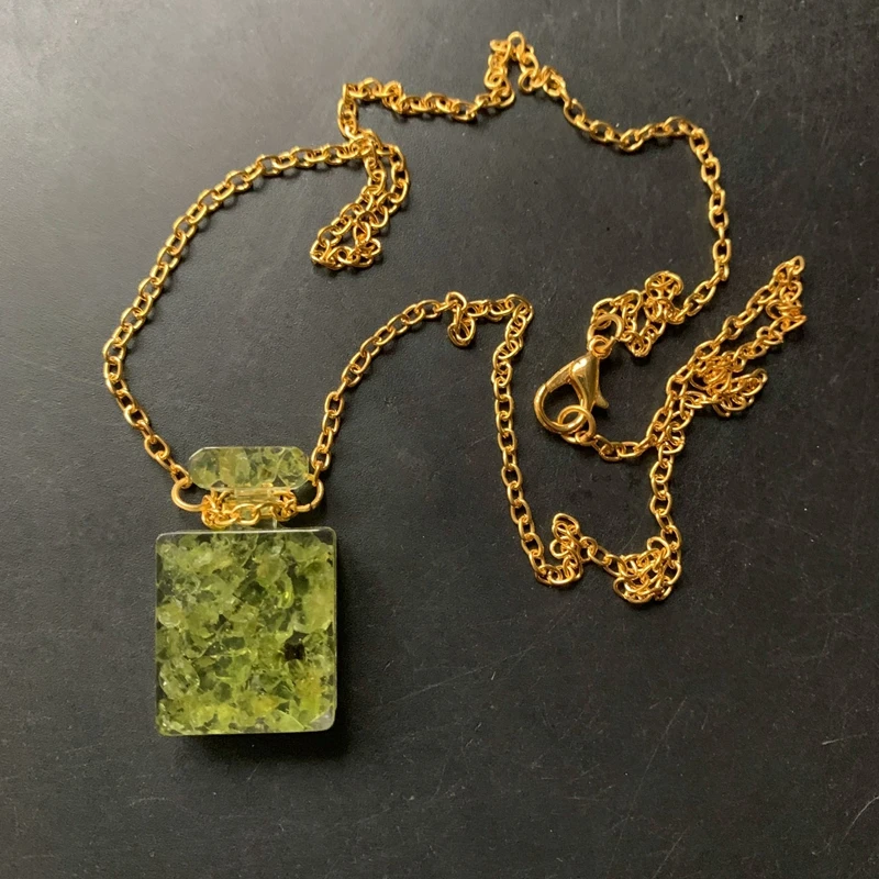 Natural Olivine Stones Orgone Pendant Energy Necklace Peridot Crystal Chips Resin Orgonite Necklace Bottle Shaped Ornament 1pc