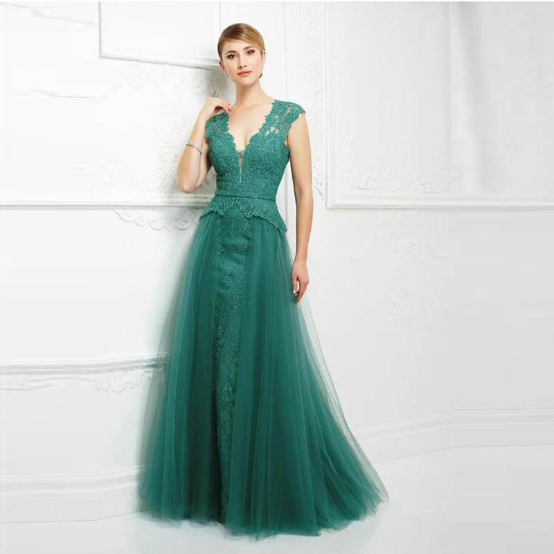 2022 Latest Gorgeous Green Lace Mother of the Bride Dresses Cap Sleeve Plunge V Neck  Party Gowns With Peplum Cut Out Back