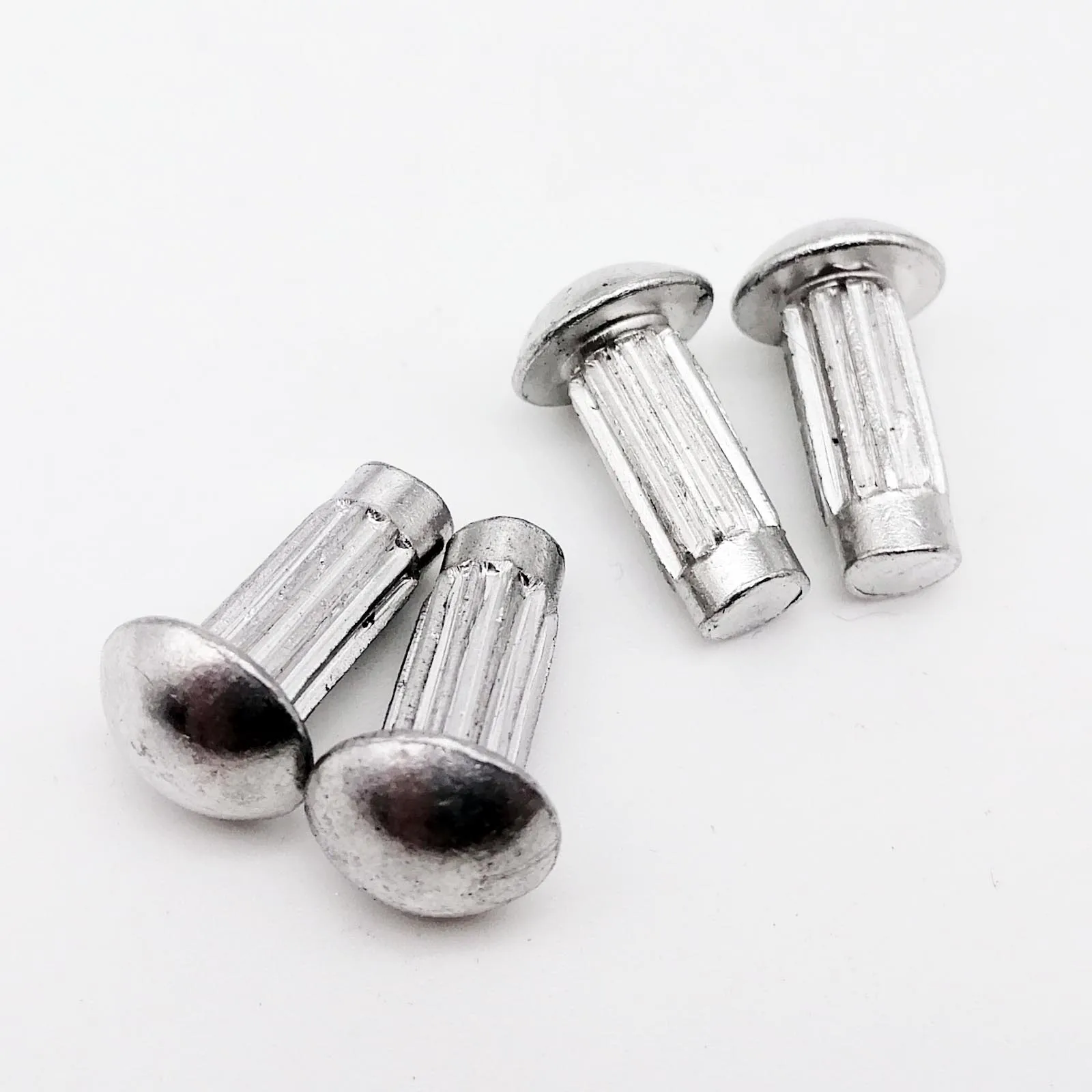 100 قطعة M2 M2.5 M3 M4 GB827 الألومنيوم زر جولة رئيس مخرش عرقوب الصلبة برشام لتسمية اسم لوحة قطرها 2 مللي متر 2.5 مللي متر 3 مللي متر 4 مللي متر #5