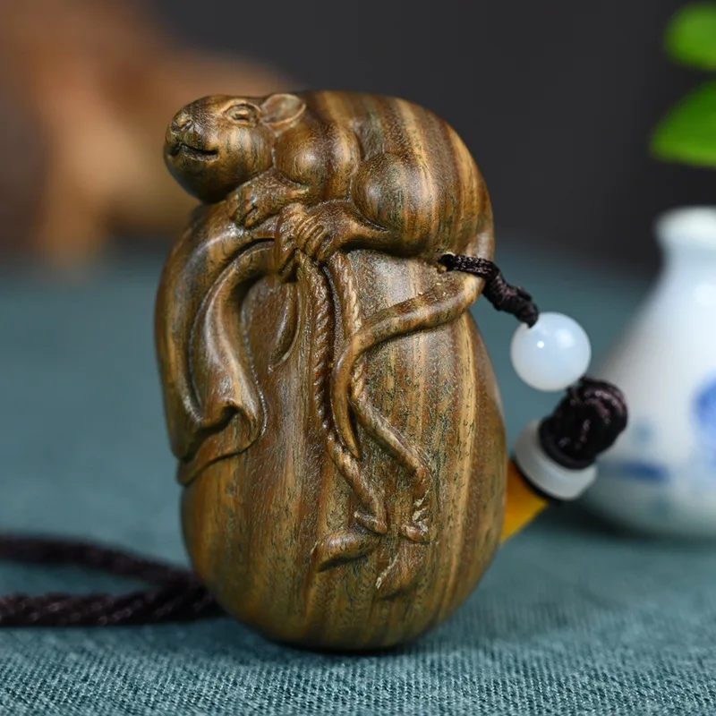 

7CM Wealthy Mouse Hand Carved Green Sandalwood Figurine Lucky Netsuke Mini Zodiac Rat Pendant Feng Shui Home Decor - #W059