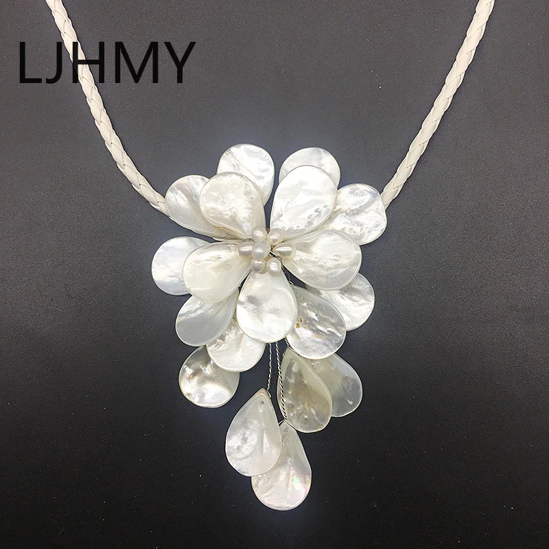 LJHMY Elegant Excellent Mother of Pearl Flower Necklace Crystal Beads White Sea Shell Boho Necklace for Women Bib Stylish Gift