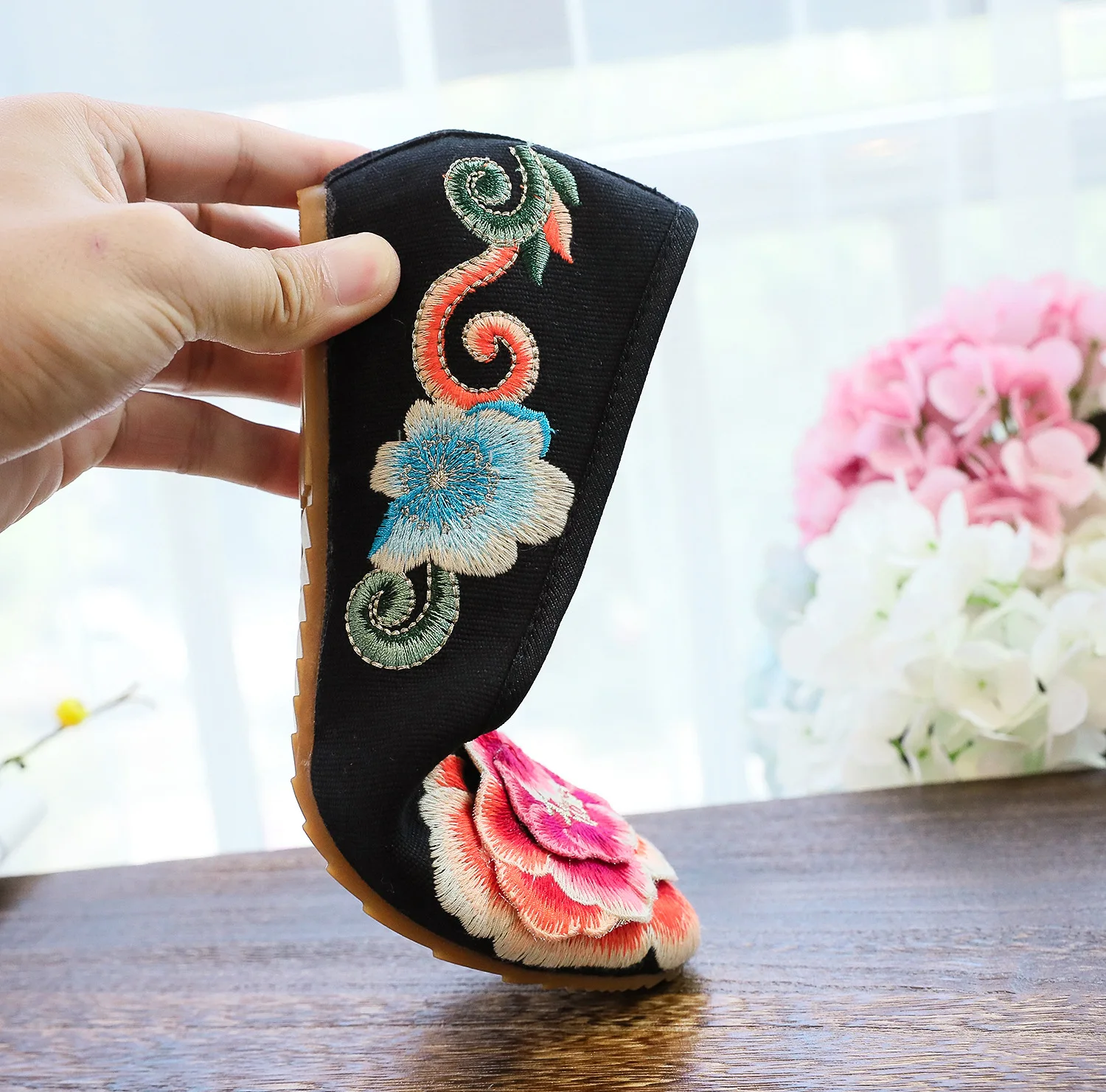 Women Autumn Chinese Style Embroidered Flat Shoes Low-heeled Cloth Shoes CN34-41