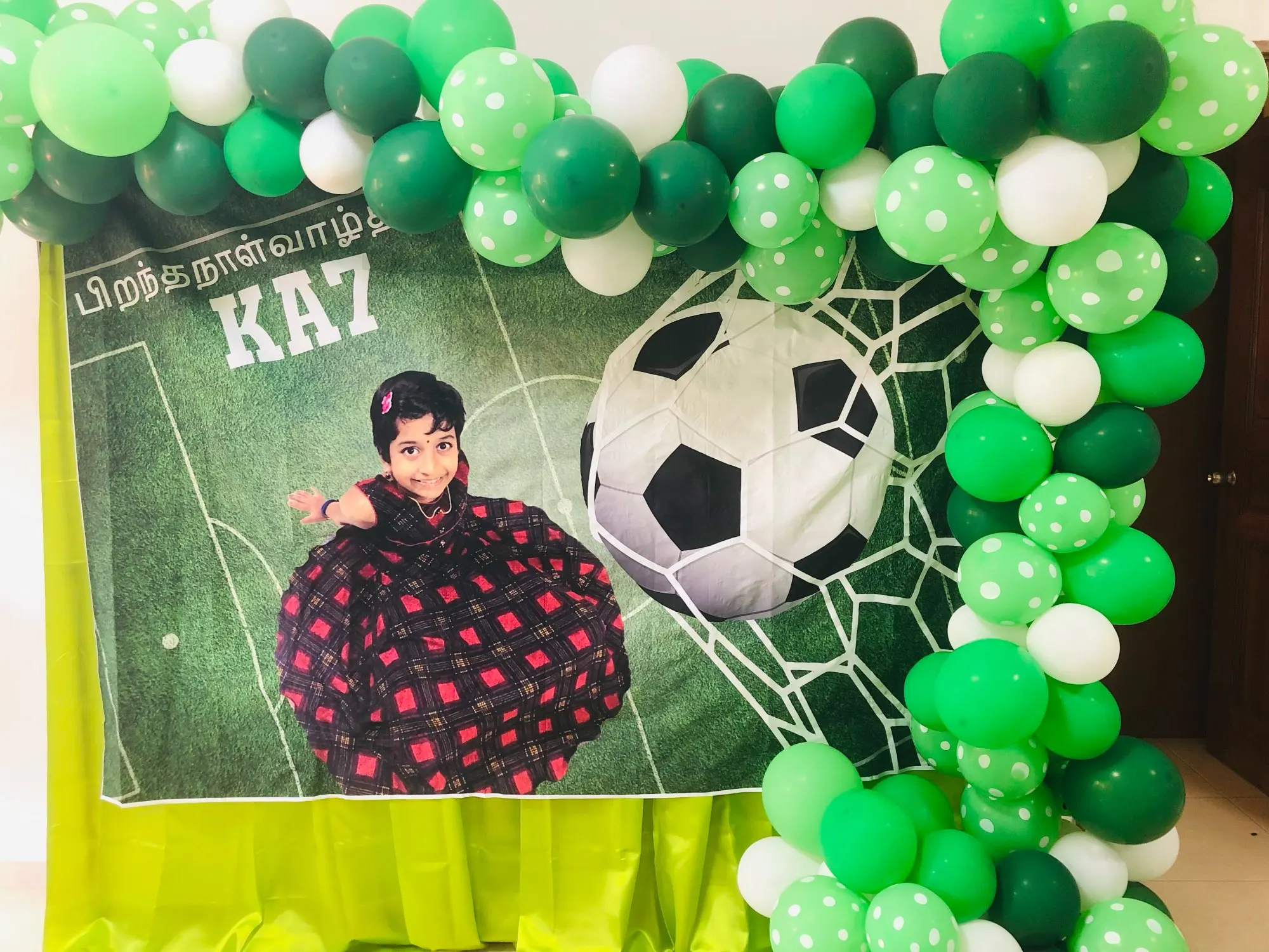 خلفية مخصصة لكرة القدم لعيد الميلاد ، خلفية التصوير الفوتوغرافي للأولاد ، ملعب كرة القدم من ملعب ريال مدريد ، كأس بطل ، كعكة الجدول ديكور الدعامة