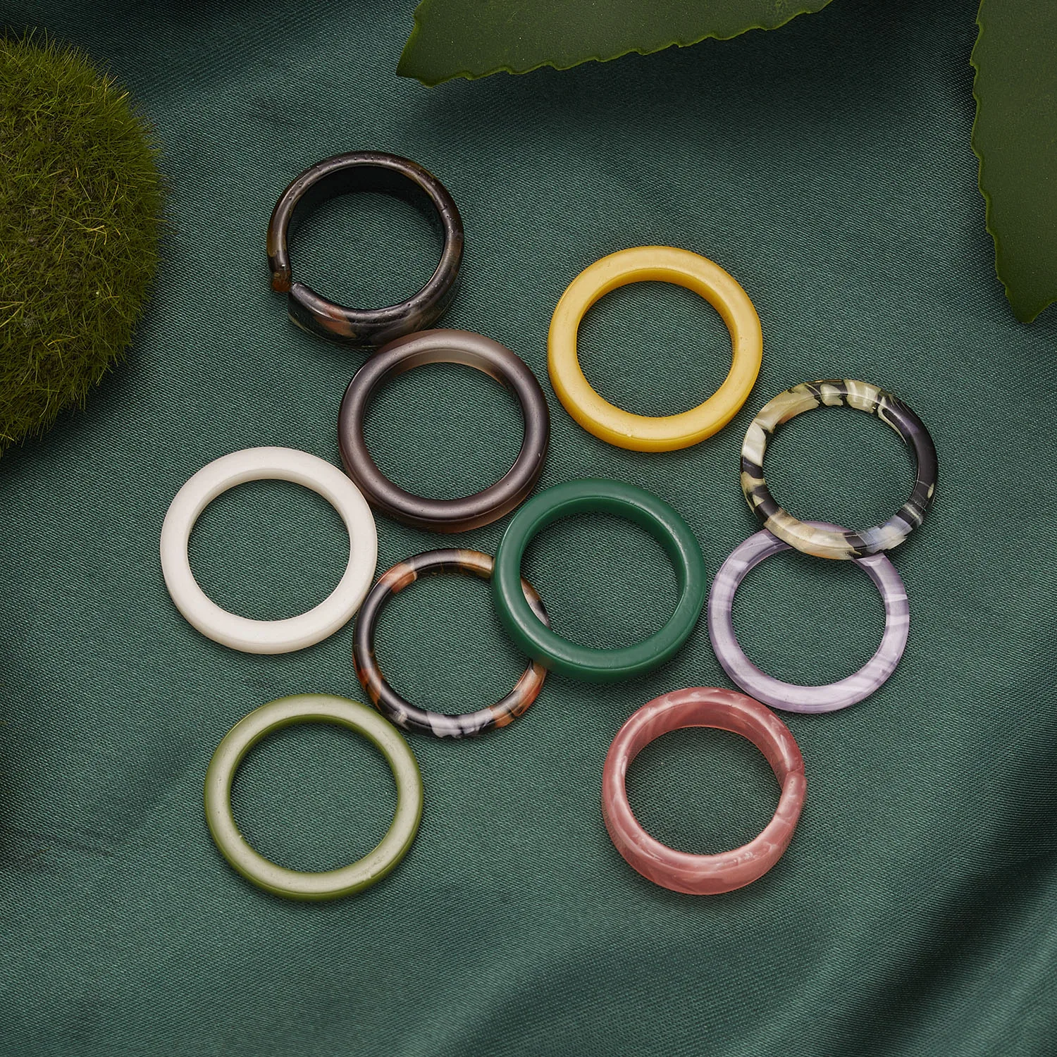 Neue koreanische ästhetische bunte Harz-Acryl-Ringe im Set für Damen – geometrische runde Ringe, temperamentvoller, vielseitiger Schmuck als Geschenk – Detail 2