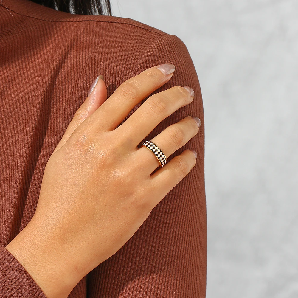 E.B.belle Stal nierdzewna Fine Polished Small Black White Enamel Checker Ring Tarnish Free Woman New Y2K Jewelry Black Ring