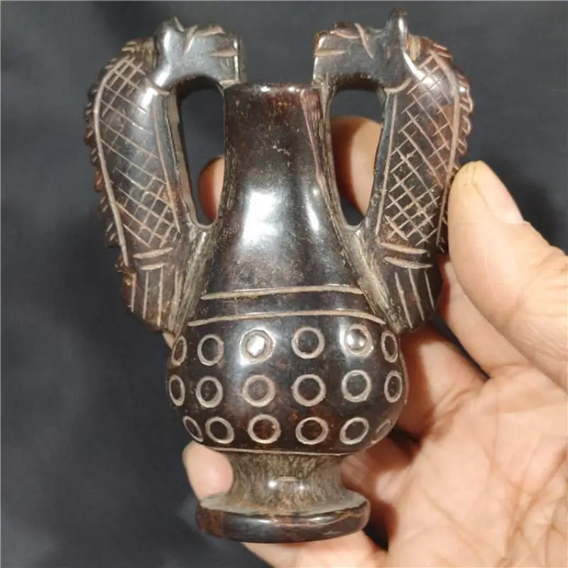 Tibet Hongshan Culture Natural Meteorite Iron Stone Carved Binaural Vase Cup Collection Decoration Mascot Statues et Sculptures