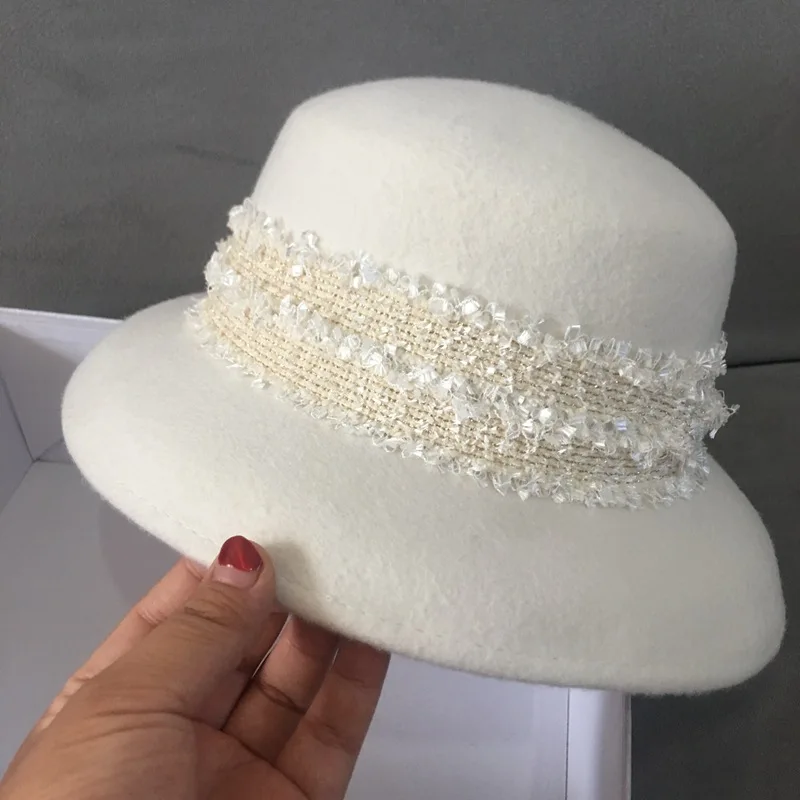 

New Fashion White Wide Brim Wool Felt Hat Floppy Lace Band Winter Hat Cloche Bucket Bowler Hat Women Wedding Church Dress Hat