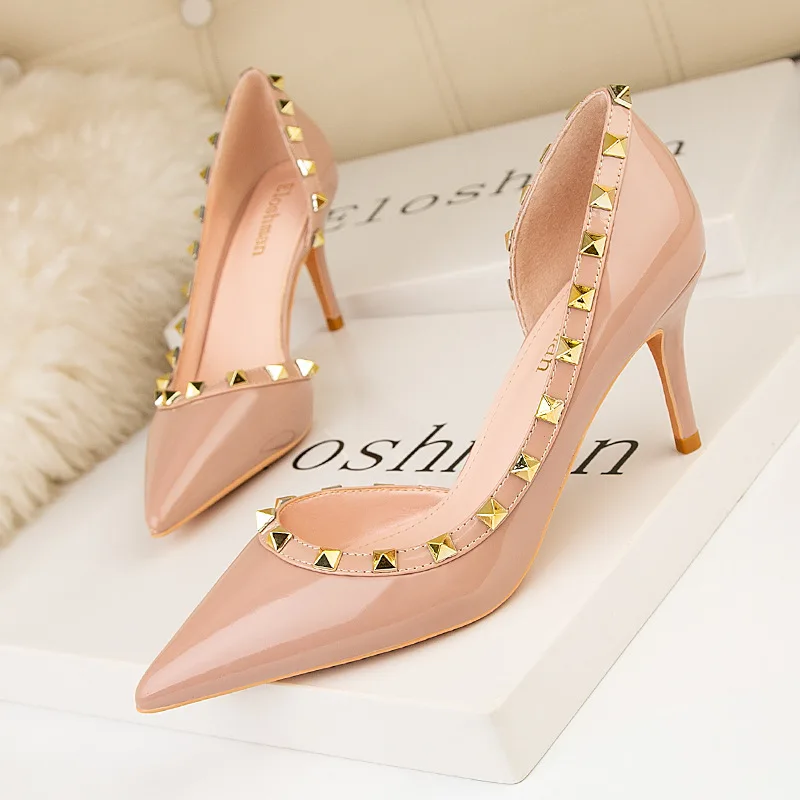 Women\'s shoes Spring 2020 fashion rivet stiletto stiletto heels show thin, shallow mouth, pointed sexy side hollowed-out