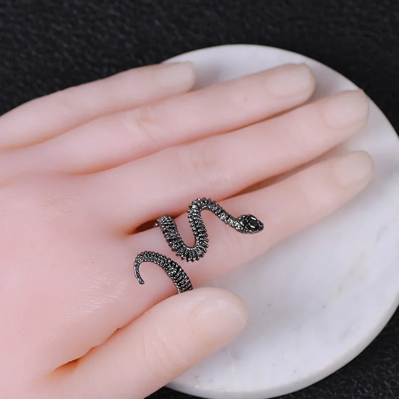 Retro Exaggerated Rattlesnake Ring Men's Punk - usage example