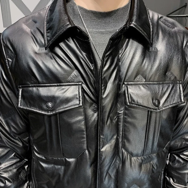 Abrigo de plumón negro brillante para hombre, chaqueta con cuello vuelto y cremallera con múltiples bolsillos, estampado de letras, ropa de abrigo