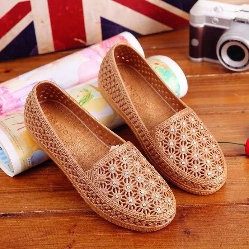 Summer Hollow Sandals Lightweight Breathable Hole Shoes Mother Shoes Flat Soft Sandals Women Flats Sandals for Women Mom Gift