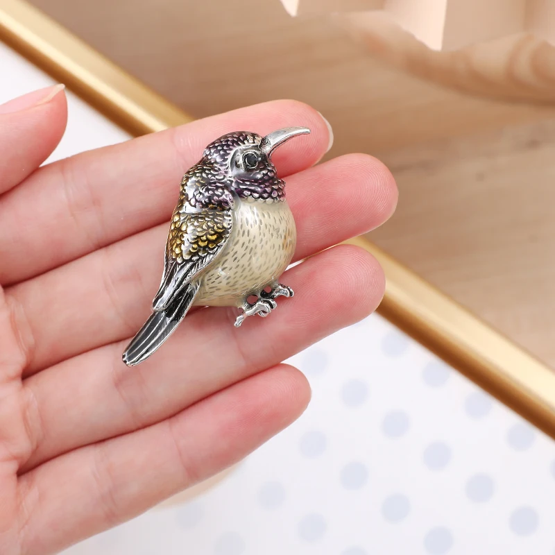 Cute bird brooch, exquisite enamel animal brooch, fashionable ladies new year jewelry gift