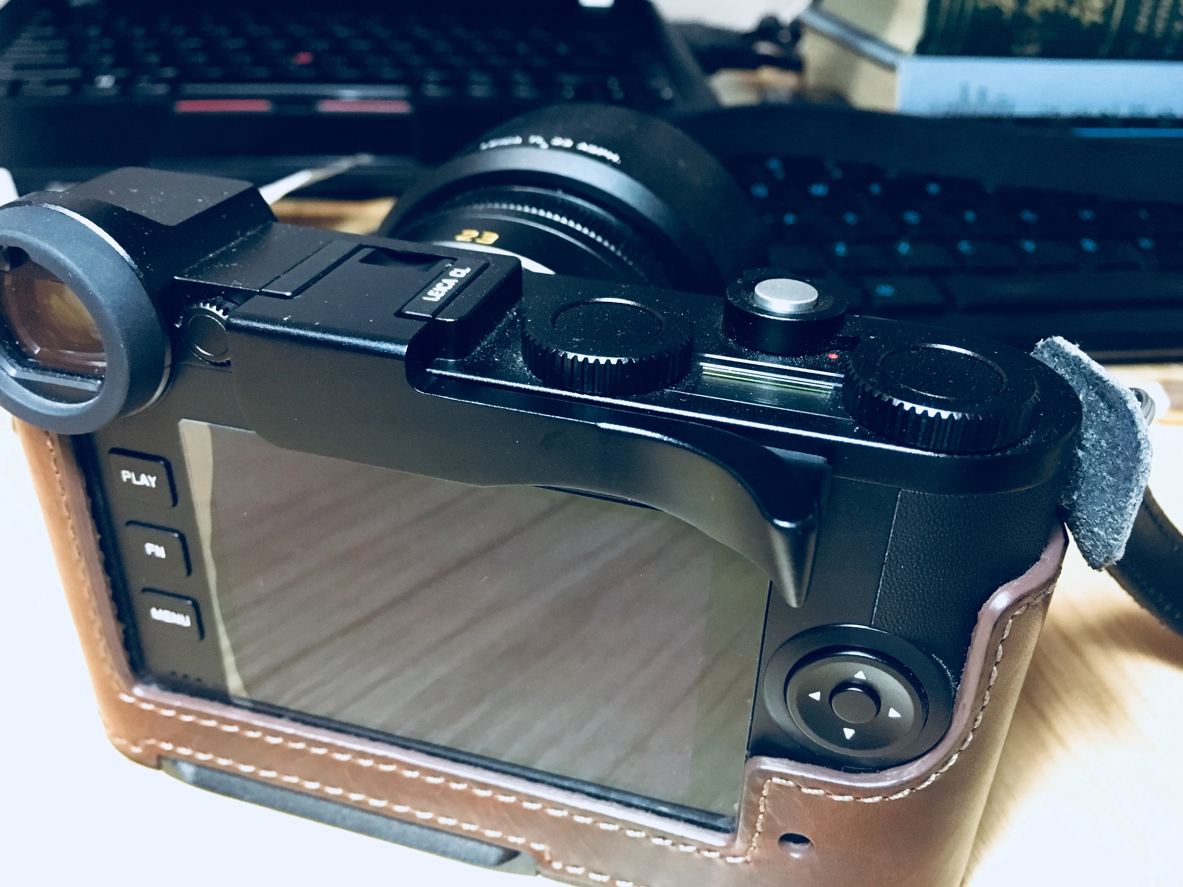 Haoge THB-CB Metal Hot Shoe Thumb Up Rest Thumbs Up Hand Grip for Leica CL Camera Black