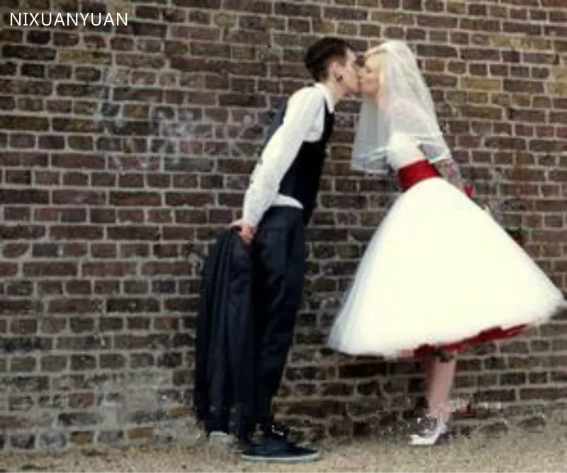 Rock und Roll Gothic Hochzeit Kleider mit Roten Schärpe EINE Linie Knie Länge Boho Tüll Kurze Braut Kleid Günstige Plus größe Hochzeit Kleid