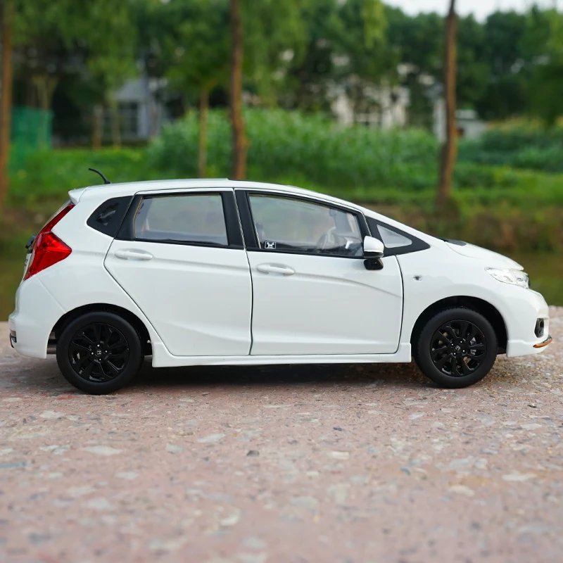 Original factory authentic 1:18 Honda FIT 2018 sport Jazz White hatchback diecast car model for gift, toys, collection