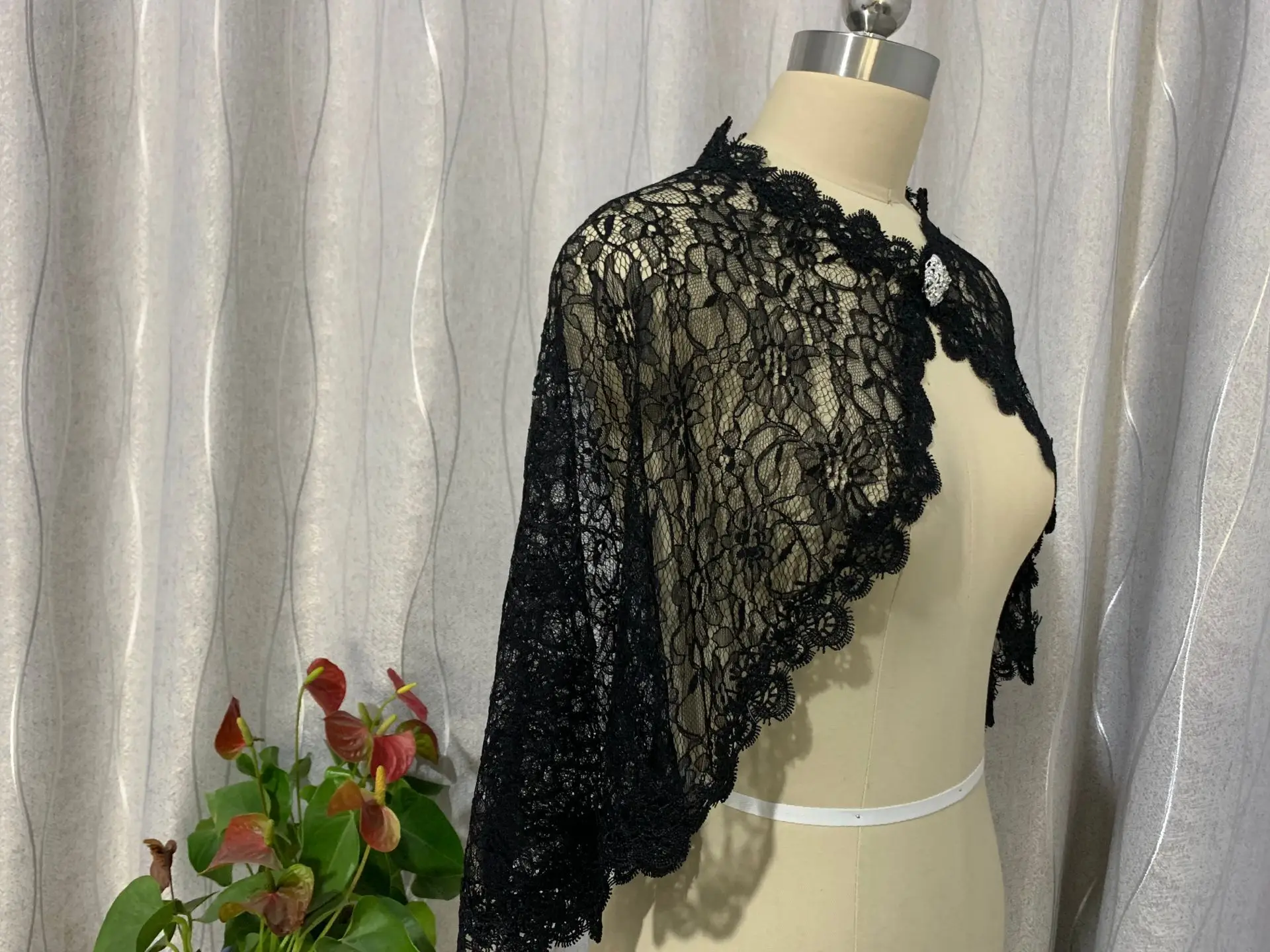 Czarne kobiety ślubna kwiecista koronka szal do opatulania się na balu Bolero wzrusza ramionami Bridal Cape czarny szal