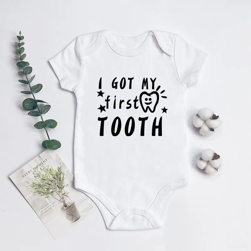 Funny I Got My First Tooth Print Baby Bodysuit 100% 면 소프트 신생아 롬퍼 0-24 개월 아기 의류