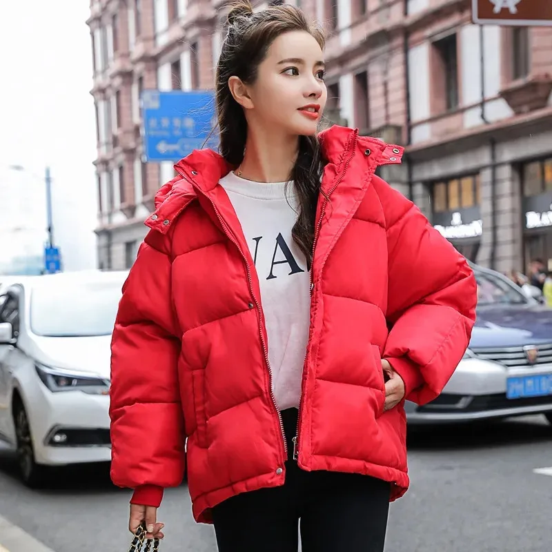 2023 New Short Winter Jacket Women Warm Hooded Down Cotton Jacket parka donna Casual allentato coreano cappotto imbottito in cotone Outwear