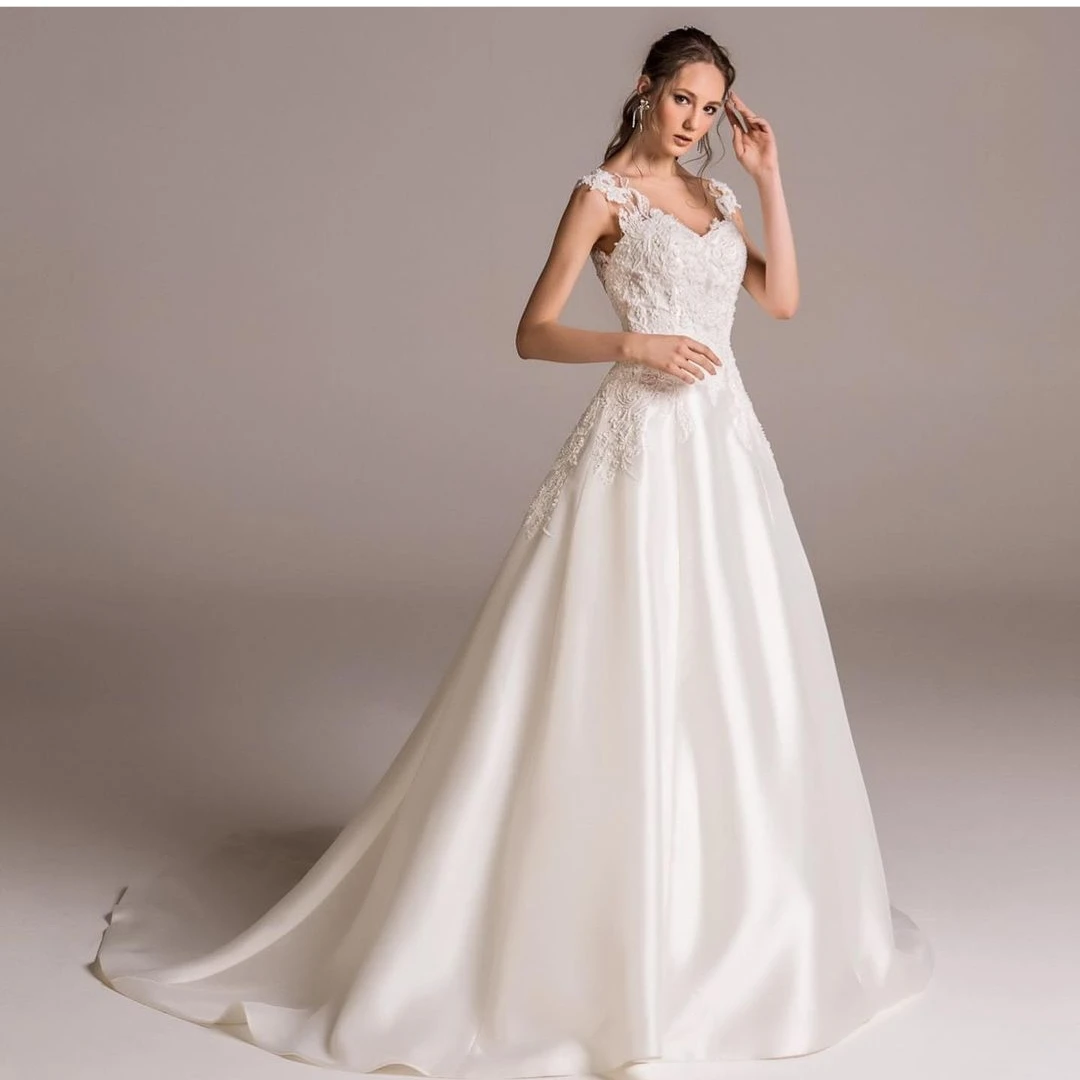 LSYX-Robe de mariée princesse en dentelle pour femme, col en V, ligne A, appliques, train de balayage, dos bas, superbe