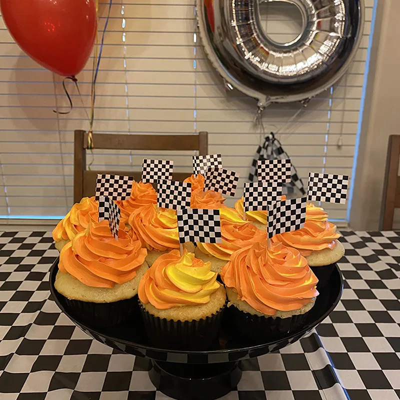 48 Stück karierte schwarz-weiße Racing-Stick-Flagge, 100 Stück karierte Backförmchen, Cupcake für Rennwagen, Party, Geburtstag, Dekorationen – Detail 5