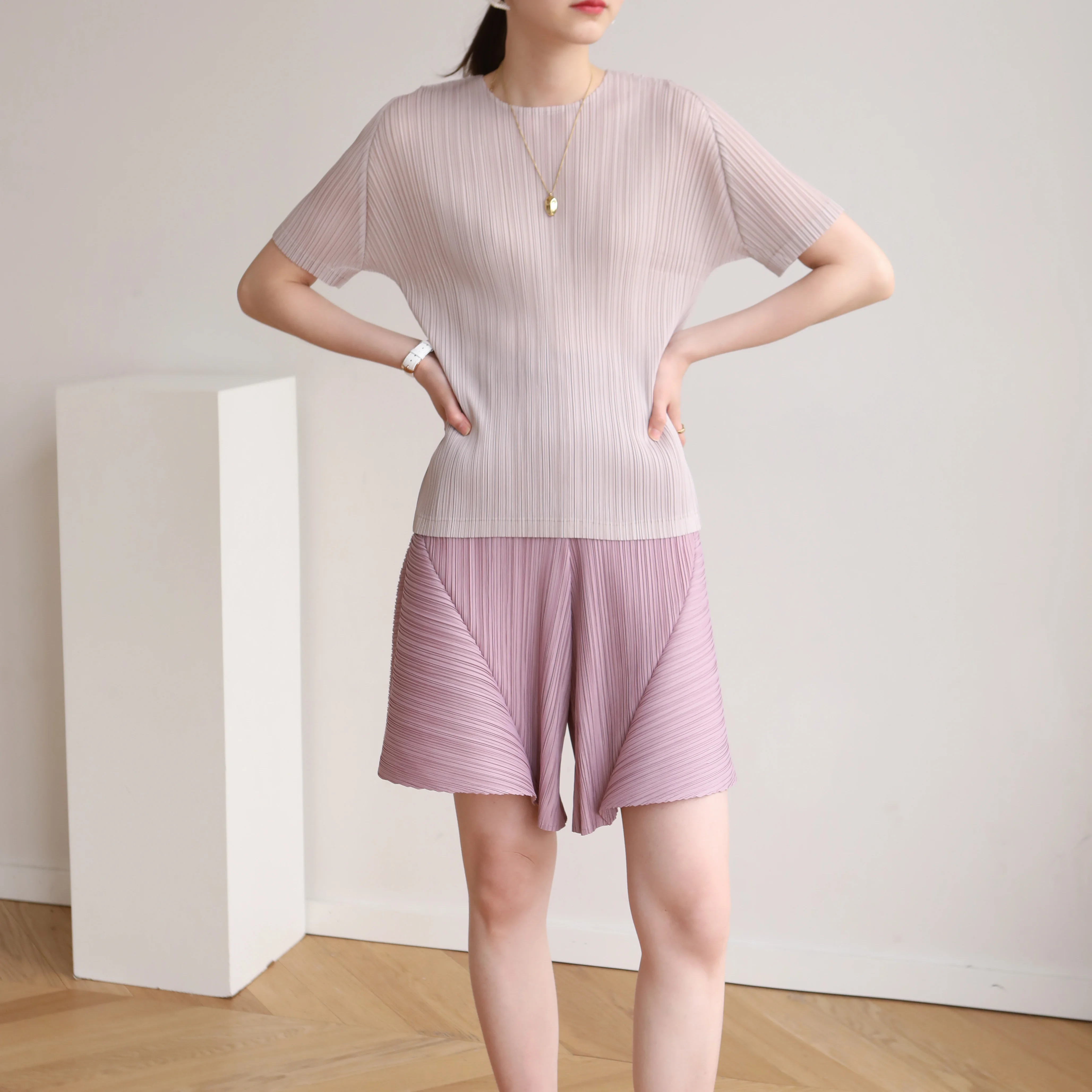 

New manufacturers directly supply summer Miyake pleats based fashion leisure slim all-match T-shirt