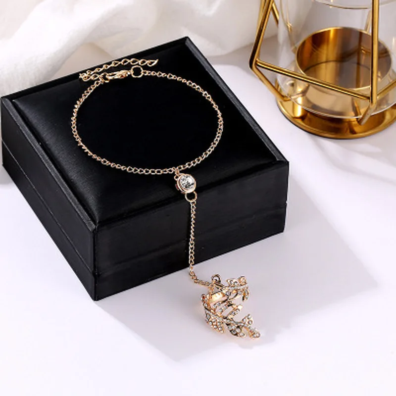 Luxury Women Bracelet Finger Bracelets with Ring Elegant Wrist Chain Hand Chain Arm Ornament Triangle Link Bracelet Jewelry Acc