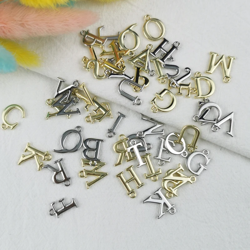 10 sztuk 26 angielskie litery kolor retencji zawieszki alfabetów Charms Fit moda kolczyk DIY tworzenia biżuterii akcesoria złoty metalowy