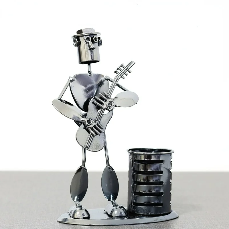 Simple and Creative Music Iron Man Pencil Pen Holder Desktop Decorations Metal Ornaments Personalized Holiday Gifts.