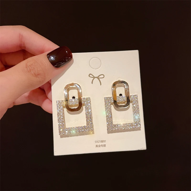 Pendientes de aro de diamantes de imitación para mujer, aretes de aleación de temperamento de lujo ligero, pendientes dorados de moda para mujer, fiesta linda, nuevo, 2023