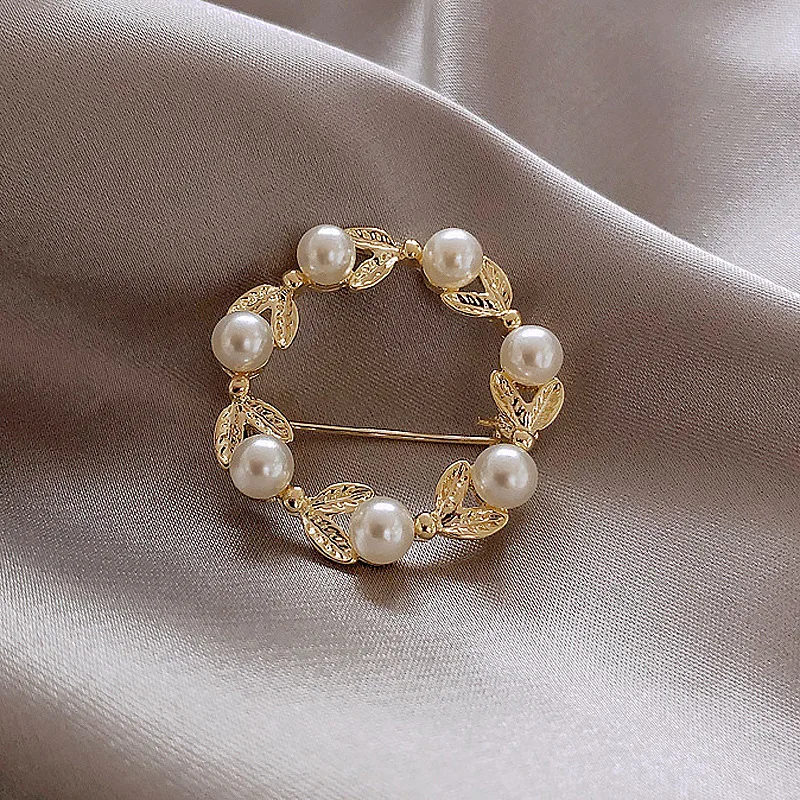 New Style Golden Imitation Pearl Hollow Fashion Classic Brooch Women's Exquisite Brooch Party Gift