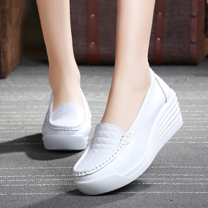 Women White Platform Shoes Designer Slip on Vulcanize Shoes Breathable Lady Walking Footwear Nurse Work Wedge Leather Loafersjk9