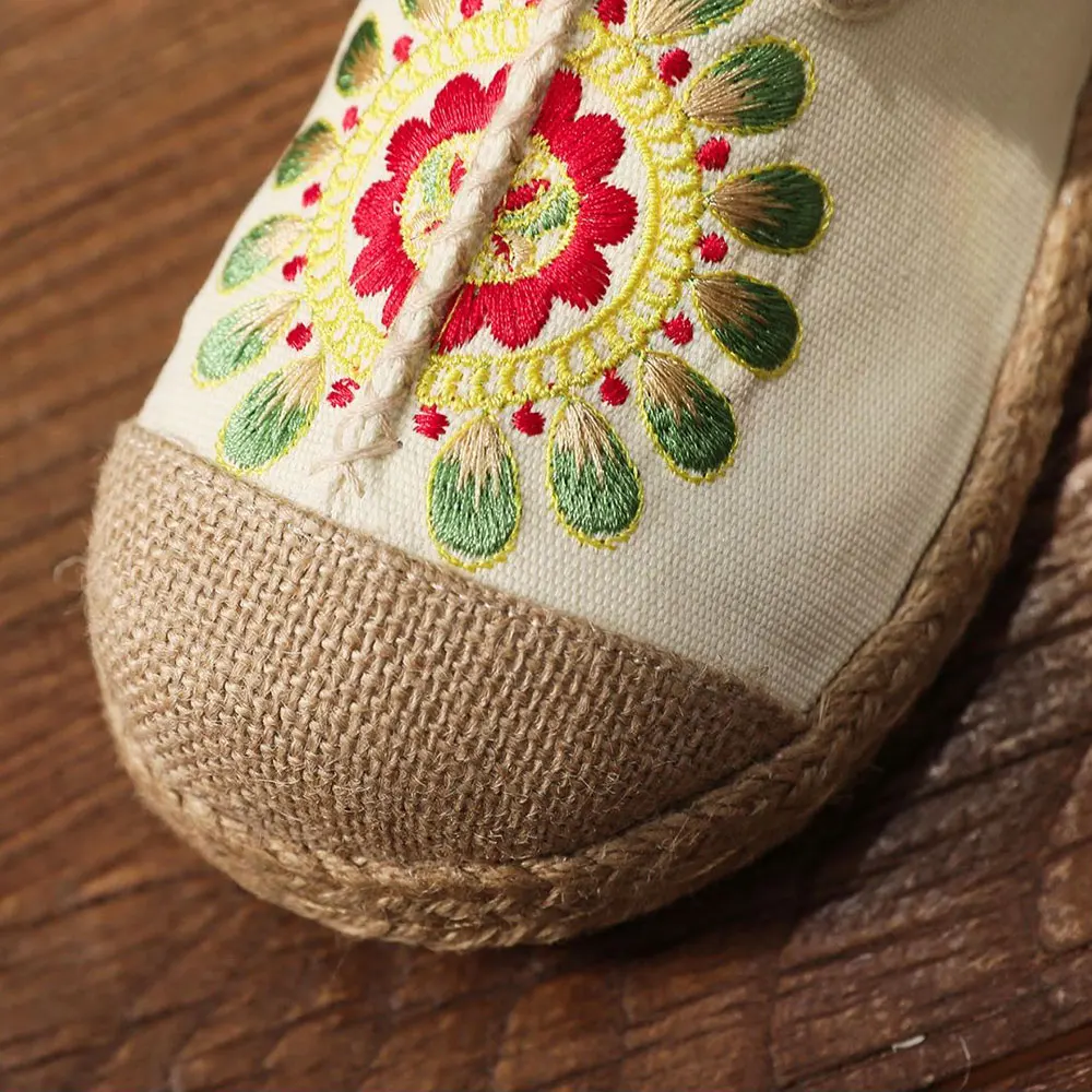 Veowalk Retro Summer Women Handmade Linen Canvas Close Toe Slippers Non-Slippery Bottom Ladies Flat Mules Embroidered Home Shoes