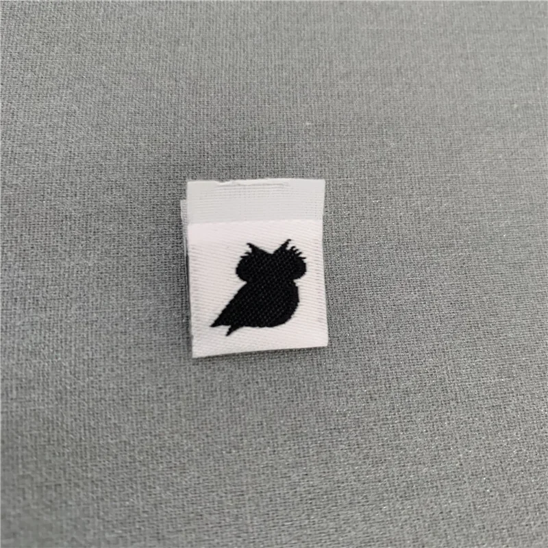 

Factory Price Customized 1.5*1.5cm square Shape Woven Labels Clothing Labels