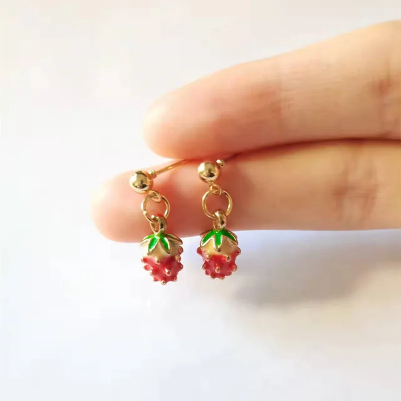 Mini Strawberry Girls Dangle Earrings Korean Fashion Gold Color Drop Earrings Creative Women Small Earrings boucle oreille