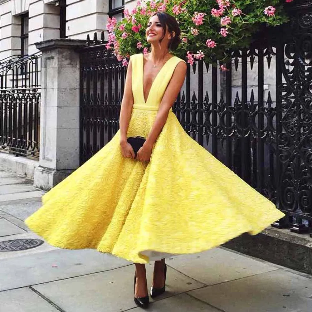 Cute Yellow Cocktail Dresses Short 2023 Women Plunging Neckline Prom Dresses Lace Tea-Length A-Line Homecoming Gown Plus Size