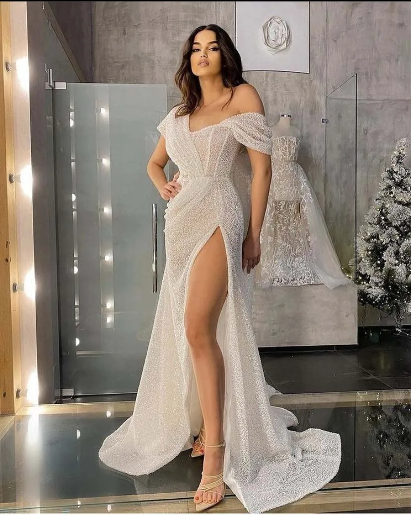 2022 فساتين زفاف مثيرة بكتف واحد بلينغ الأحجار كم قصير مطوي فتحة عالية غمد Vestidos De Novias