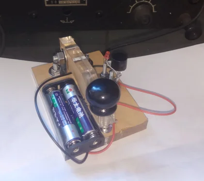 Ejercitador de código Morse CW con botón de encendido, caja de batería y zumbador, sonido y Flash