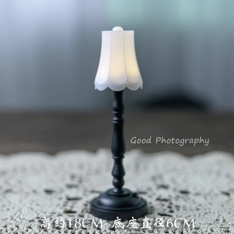 Neonates full moon mini desk small desk lamp restore ancient ways Europe type lovely photography scene tie-in little prop