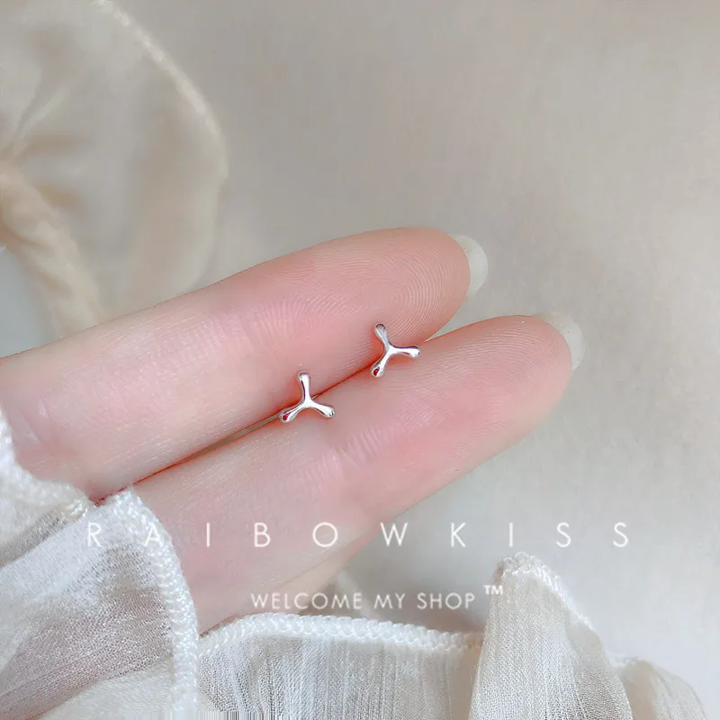 Simple Triangle Stud Earrings For Women Fashion Geometry Clover Shape Korean All-Match Design Sense Female Daily Small Jewelry