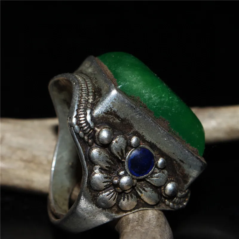 China Old Tibetan Silver Inlaid Ice Emerald Ring