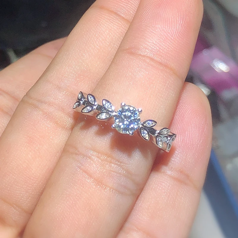 New Product Promotion Moissanite  0.5ct  Hardness 9.3, diamond substitutes, can be tested by instruments. Popular jewelry