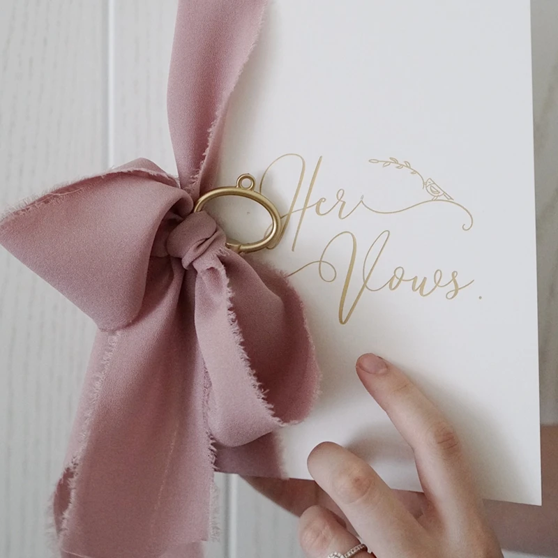 2pcs Wedding Vows Cards Favors Bride and Groom Wedding Pink Oath Card Romantic Gold Key Decoration with Pen Book His & Her Photo