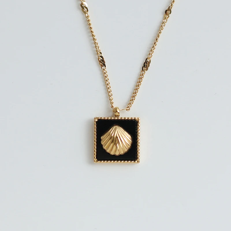 

2021 New Arrival Gold Color Plated Stainless Steel Necklaces Black Square Acrylic Shell Pendant Necklace for Women Girl Gift