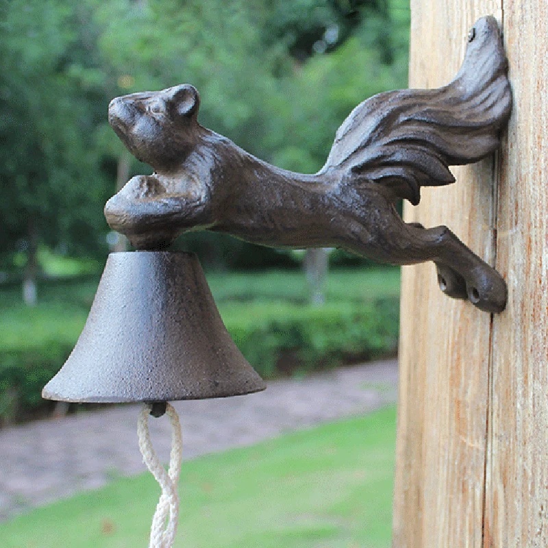 Retro Squirrel Figurines Cast Iron Decor Hand Cranking Bell European Rough Home Garden Wall Mounted Vintage Metal Welcome Ring