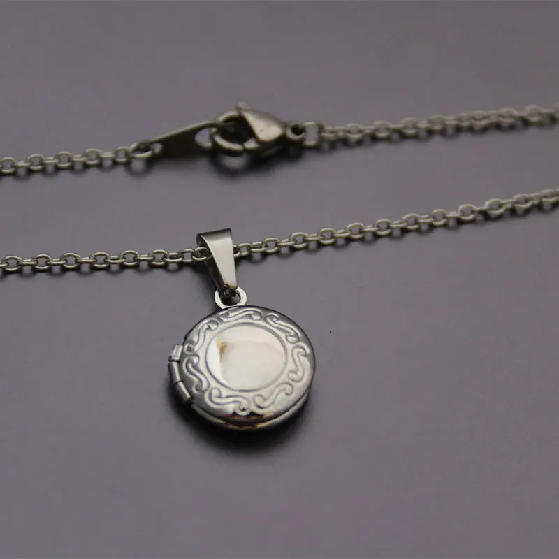 1pc Tiny Engraved Round Photo Frame Pendant Geometric Charms Floating Locket Necklaces Women Kids Fashion Memorial Jewelry